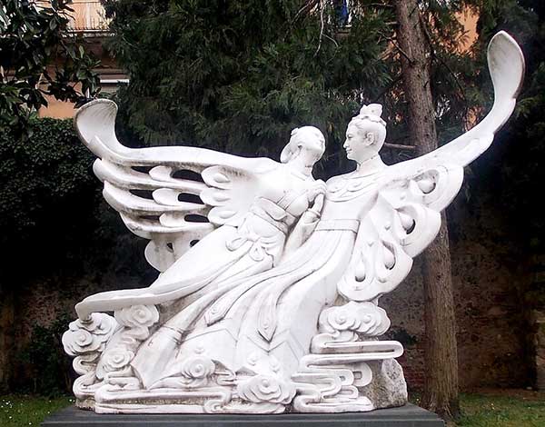 Памятник Лян Шаньбо и Чжу Интаю возле Гробницы Джульетты в Вероне, Италия